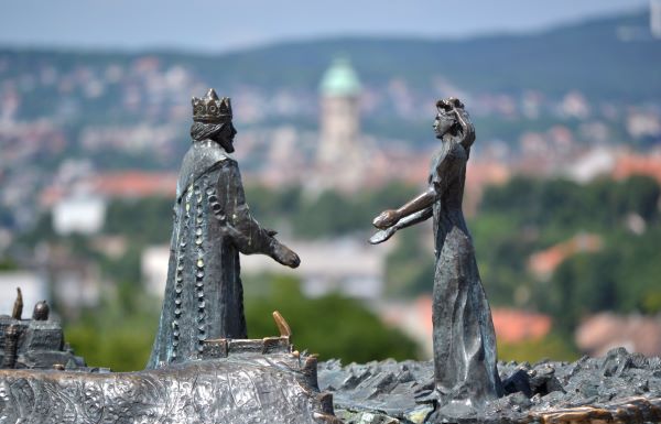 Lesenyei Márta szobrászművész 1982-ben készült Pest-Buda egyesítése című alkotása a gellérthegyi víztározó tetején, 2014.