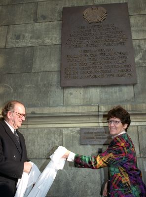 Szabad György, az Országgyűlés elnöke és Rita Süssmuth, a Bundestag elnöke felavatja az emléktáblát, 1992. november 10.