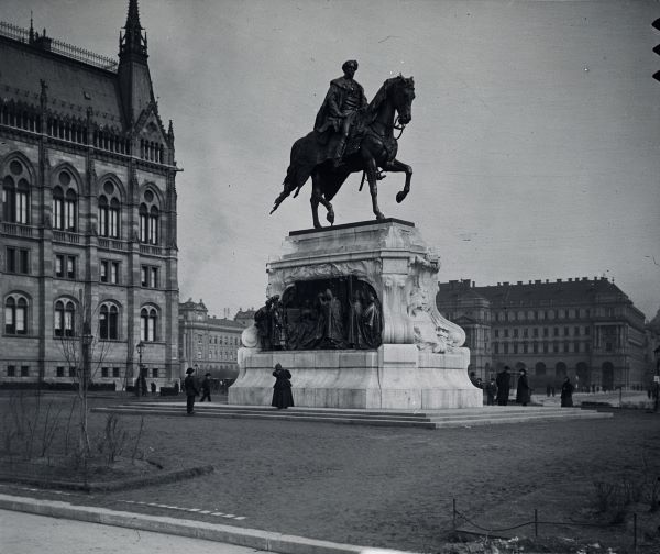 Az Országház tér az újonnan felállított emlékművel 1907-ben.