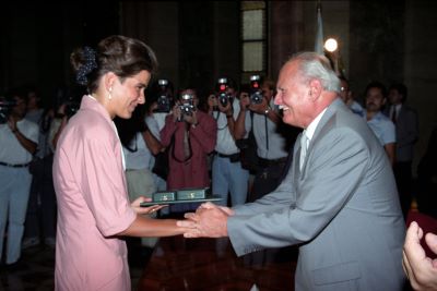Egerszegi Krisztina átveszi a kitüntetést Göncz Árpád köztársasági elnöktől, 1992. augusztus 14.