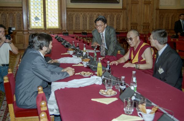 A dalai láma a Fidesz országgyűlési képviselőivel, Rockenbauer Zoltánnal és Áder Jánossal tárgyal az Országházban, 1992. július 23.