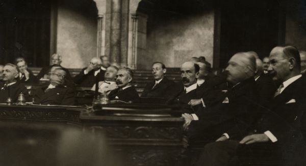 A miniszterek az első ülésen.