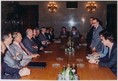 Szabad György, az Országgyűlés megbízott elnöke köszönti az Európai Szabadkereskedelmi Társulás parlamenti képviselők bizottságát, 1990. május 25.