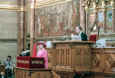 II. Erzsébet angol királynő beszédet mond az Országházban. Mögötte Szabad György, az Országgyűlés elnöke, 1993. május 5.