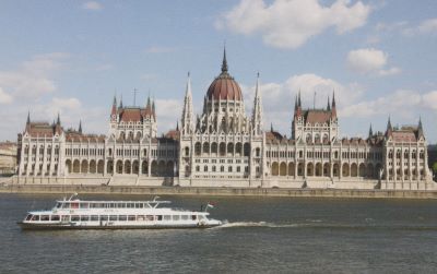  ​​​​​​​Az Országház épülete a Duna felől, 1990-es évek.