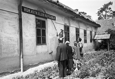 1948. június 16. Leveszik a falról a névtáblát a péceli római katolikus iskola átvételén Forrás: MTI Fotóbank
