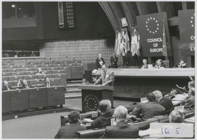 Szabad György beszédet mond Strasbourgban az Európa Tanács tagországok parlamenti elnökeinek értekezletén 1992 februárjában.