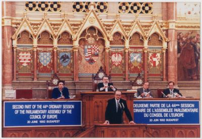 Szabad György, az Országgyűlés elnöke felszólal a Budapesten ülésező Európa Tanács parlamenti közgyűlésén, 1992. június 30.