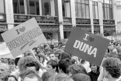 Tüntetés a Bős-Nagymaros vízlépcsőrendszer megépítése ellen a Vörösmarty téren, 1988. május 27.