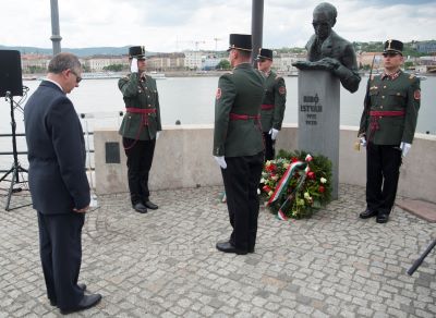 Soós Viktor Attila, a Nemzeti Emlékezet Bizottságának tagja koszorút helyez el a mellszobornál