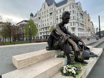 József Attila szobra a Kossuth téren
