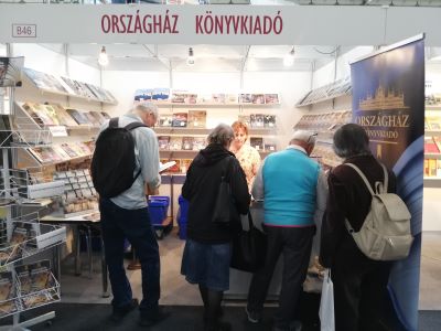 Az Országház Könyvkiadó standja a 26. Budapesti Nemzetközi Könyvfesztiválon, 2019.