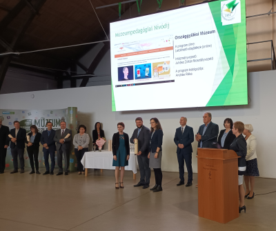 Szanyi-Légrády Eszter, az Országgyűlési Múzeum főosztályvezető-helyettese és Andrási Réka, a letölthető vitajátékok kidolgozója átveszi a Múzeumpedagógia Nívódíjat, 2022. október 4.