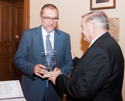 Lezsák Sándor, az Országgyűlés alelnöke átadja a díjat Szőcs Endrének.