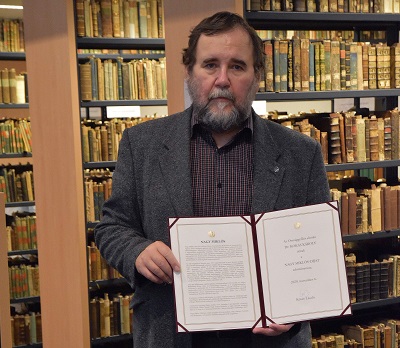 Dr. Kokas Károly a Szegedi Tudományegyetem Klebelsberg Kuno Könyvtárban, miután kézhez kapta a Nagy Miklós-díjat.