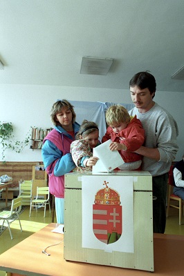 Szavazás a Zolyomi utcai szavazóhelyiségben 1990. szeptember 30-án. 