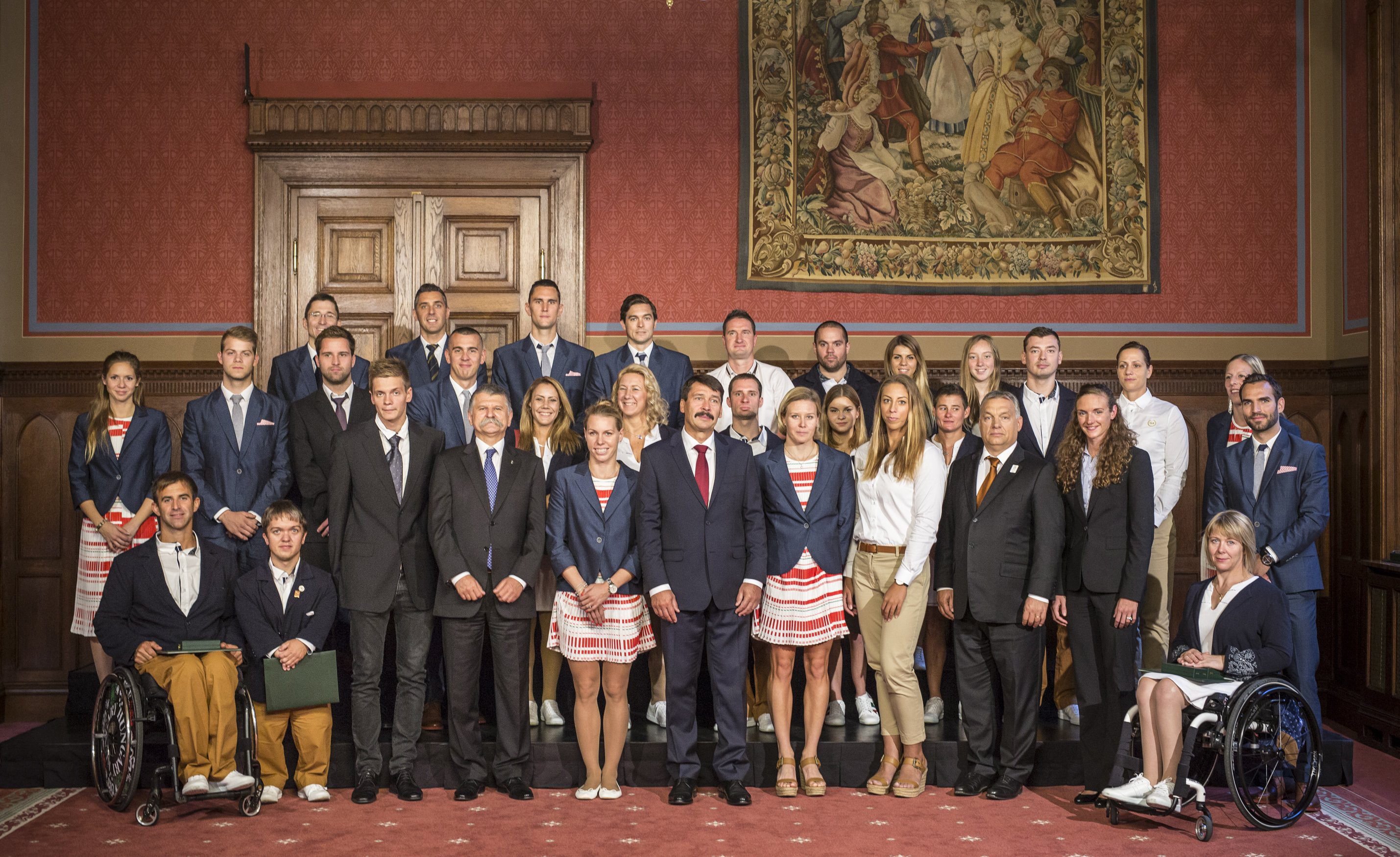 Budapest, 2016. szeptember 23. A Miniszterelnöki Sajtóiroda által közreadott csoportkép a Rio de Janeiró-i olimpián és paralimpián eredményesen szerepelt magyar sportolók tiszteletére tartott ünnepség résztvevőiről az Országház Gobelin termében 2016. szeptember 23-án. Balról-jobbra az első sorban: Suba Róbert kajakozó, Tunkel Nándor erőemelő, Tóth Tamás úszó, Kövér László házelnök, Szabó Gabriella kajakozó, Áder János köztársasági elnök, Kozák Danuta és Csipes Tamara kajakozók, Orbán Viktor miniszterelnök, Hosszú Katinka úszó, valamint Dani Gyöngyi és Szilágyi Áron vívók, a középső sorban: Kapás Boglárka, Kenderesi Tamás, Sors Tamás és Cseh László úszók, Hajmási Éva és Krajnyák Zsuzsanna vívók, Csonka András asztaliteniszező, Pap Bianka úszó és Biacsi Ilona atléta, a hátsó sorban: Imre Géza, Boczkó Gábor, Rédli András és Somfai Péter vívók, Vereczkei Zsolt úszó, Pálos Péter asztaliteniszező, Veres Amarilla vívó, Konkoly Zsófia úszó, Osváth Richárd vívó, Fazekas-Zur Krisztina kajakozó és Szász Emese vívó. MTI Fotó: Miniszterelnöki Sajtóiroda/Szecsődi Balázs
