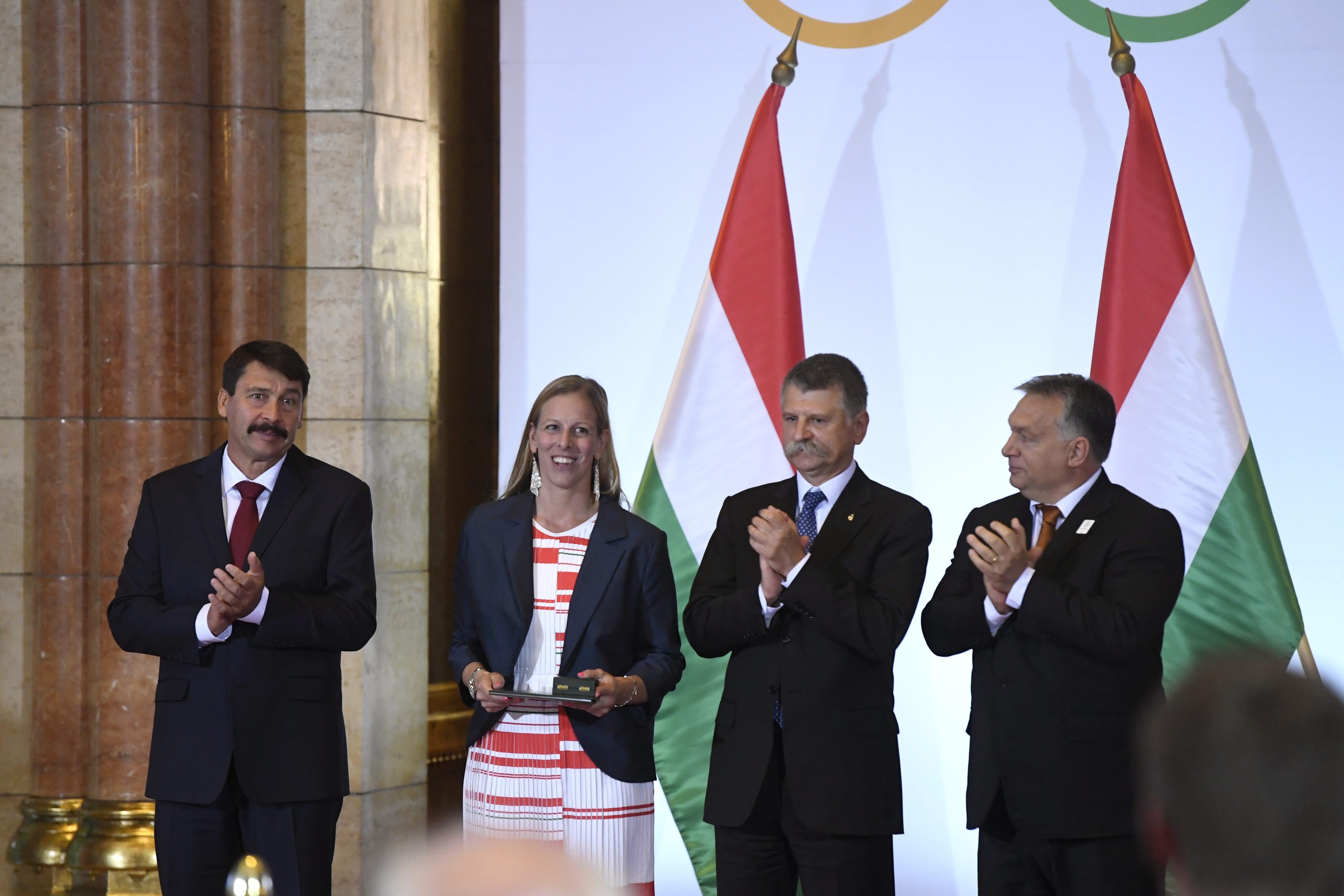 Budapest, 2016. szeptember 23. Áder János köztársasági elnök (b), Orbán Viktor miniszterelnök (j) és Kövér László házelnök megtapsolja Szász Emese olimpiai bajnok vívót a Rio de Janeiró-i olimpián és paralimpián eredményesen szerepelt magyar sportolók tiszteletére tartott ünnepségen az Országház kupolatermében 2016. szeptember 23-án. MTI Fotó: Koszticsák Szilárd