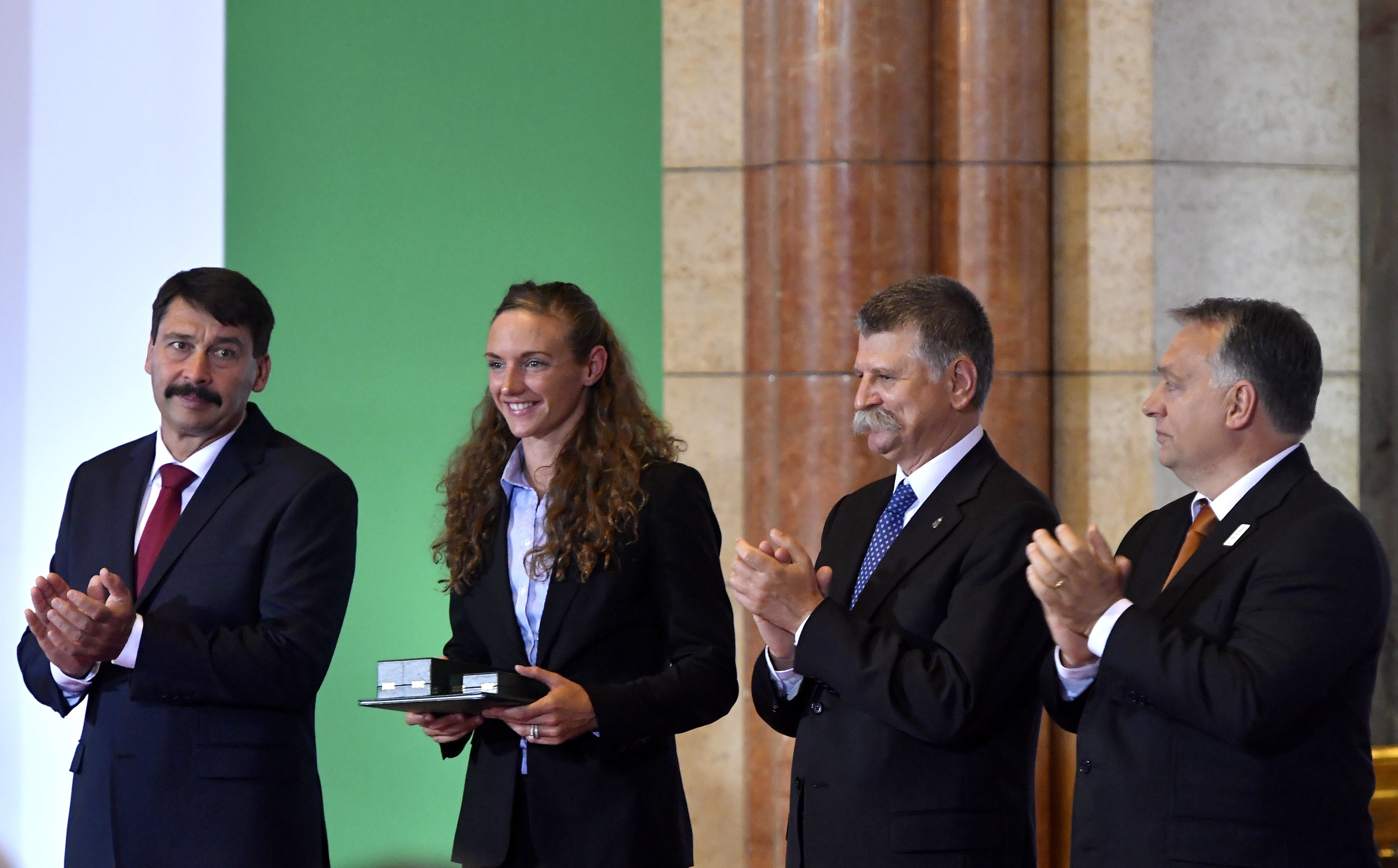 Budapest, 2016. szeptember 23. Áder János köztársasági elnök (b), Orbán Viktor miniszterelnök (j) és Kövér László házelnök megtapsolja Hosszú Katinka háromszoros olimpiai, ötszörös világ-, és tizenháromszoros Európa-bajnok úszót a Rio de Janeiró-i olimpián és paralimpián eredményesen szerepelt magyar sportolók tiszteletére tartott ünnepségen az Országház kupolatermében 2016. szeptember 23-án. MTI Fotó: Illyés Tibor