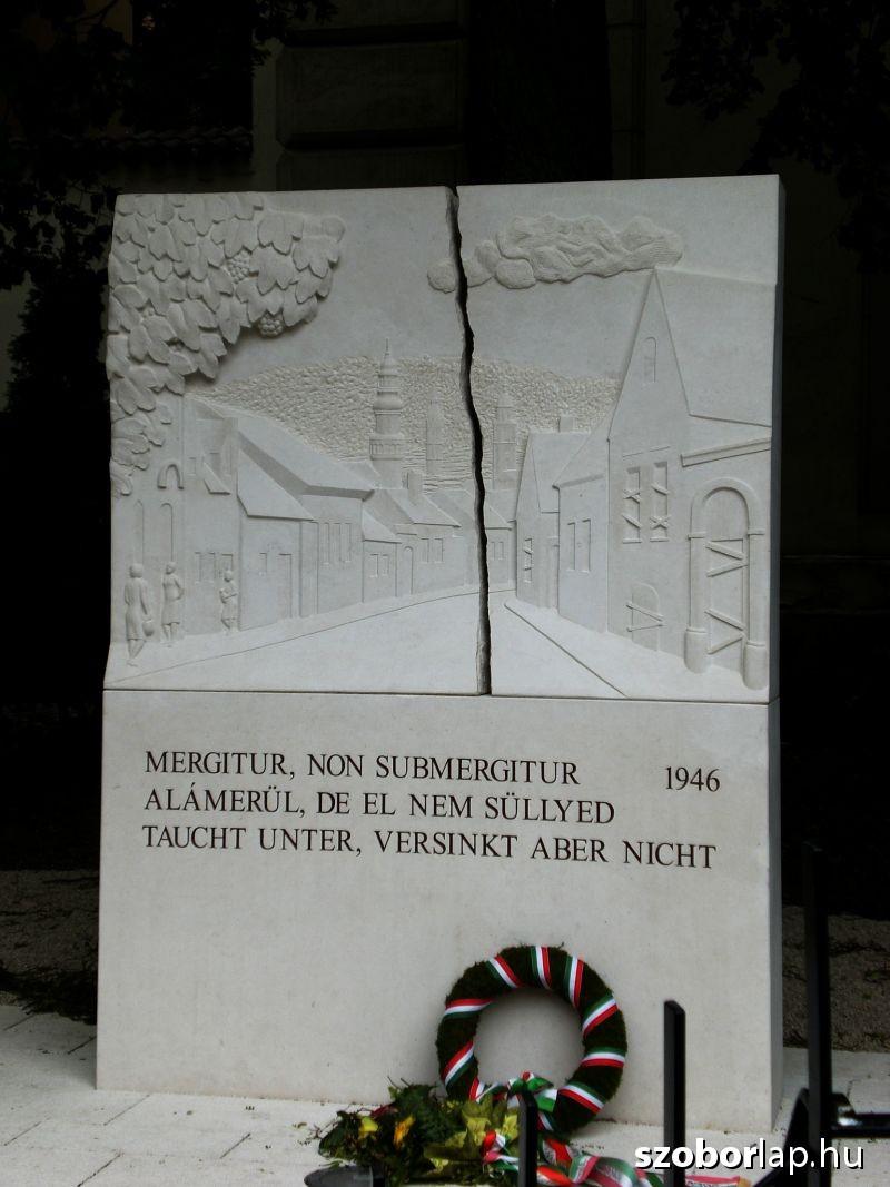 Soproni emlékmű a kitelepítések emlékére
