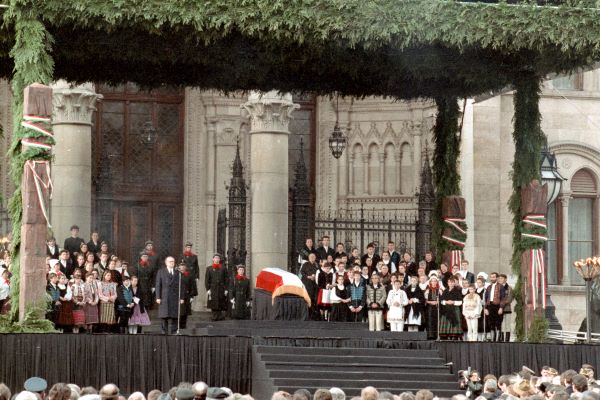 Szabad György, az Országgyűlés elnöke beszél Antall József kormányfő ravatalánál az Országház előtti emelvényen, a Kossuth téren 1993. december 18-án