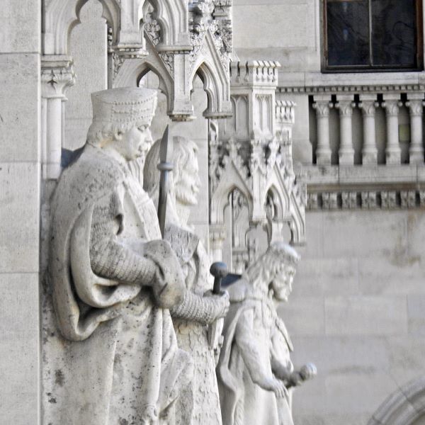 Részlet az Országház nyugati homlokzatának uralkodói szoborgalériájából