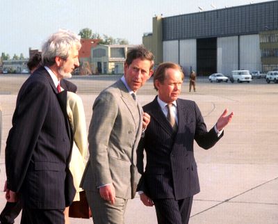 Jeszenszky Géza külügyminiszter fogadja Károly walesi herceget a ferihegyi repülőtéren, aki 2022. szeptember 8. óta III. Károly néven az Egyesült Királyság uralkodója