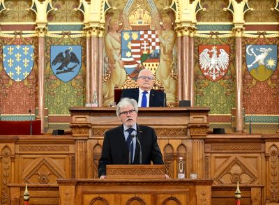 ​​​​​​​Szakály Sándor, a VERITAS Történetkutató Intézet és Levéltár főigazgatója megnyitóbeszédet tart