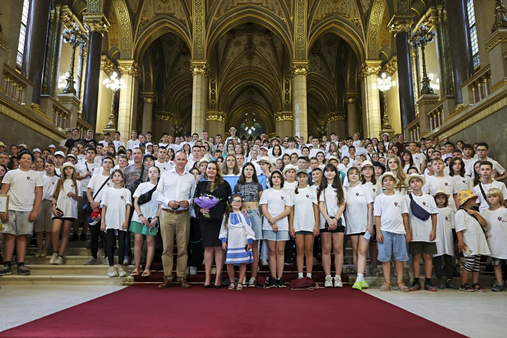 A magyar Országházba látogattak ukrán gyerekek Szöveg:	Budapest, 2023. augusztus 26. Csáky Csongor, a Rákóczi Szövetség elnöke (elöl, b2) és Grexa Liliána ukrán nemzetiségi szószóló (b3) és a szövetség szervezésében Magyarországon táborozó, a háborúban érintett ukrán családok gyermekei az Országház díszlépcsőházában 2023. augusztus 26-án. A Rákóczi Szövetség háromszázötven diákot lát vendégül egy hétig. MTI/Hegedüs Róbert