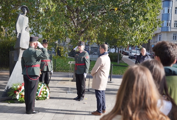 Máthé Áron, a Nemzeti Emlékezet Bizottságának elnökhelyettese koszorút helyez el a szobornál