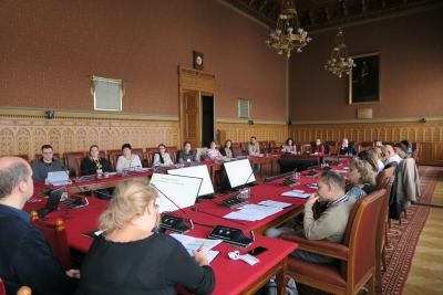 A továbbképzés résztvevői bizottsági ülést modelleznek a Széll Kálmán teremben