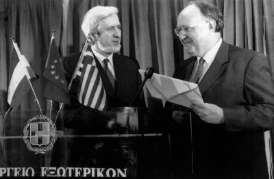 Jeszenszky Géza külügyminiszter Athénban átadja a magyar felvételi kérelmet az EU soros elnökségét ellátó Görögország képviselőjének