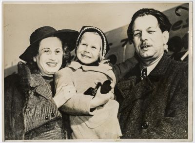 ​​​​​​​Pfeiffer Zoltán családjával New Yorkba érkezik, 1947