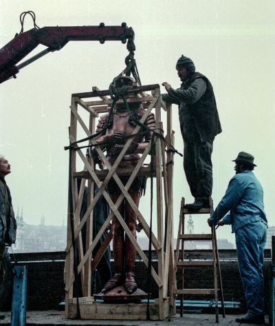 Helyére kerül az Országház északi tornyának dísze, a rézvitéz, 1994. január 11.