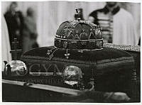 A Szent Korona és a koronázási jelvények kiállítva a Budavári Palotában, 1938