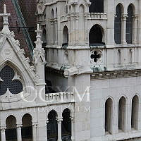 Az Országház keleti homlokzatának részlete a képviselőházi ülésterem tetőzetével, 2014