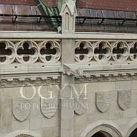 Vízköpő állatfigura és címergaléria az Országház keleti homlokzatán, 2014