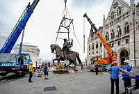 Andrássy Gyula szobrának rekonstrukciója az Országház déli bejárata előtt, 2015