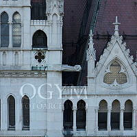 Az Országház keleti homlokzatának részlete a képviselőházi ülésterem tetőzetével, 2014