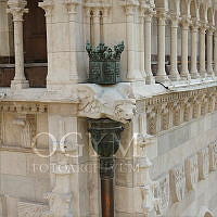 Vízköpő állatfigura, vízgyűjtő üst és címergaléria az Országház keleti homlokzatán, 2014