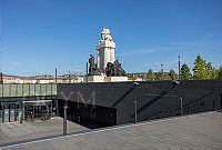 A Kossuth Lajos tér az Országház Látogatóközpontjának bejáratával és a Tisza István-emlékművel, 2022