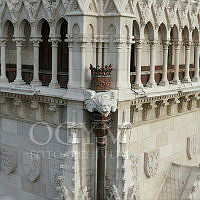 Vízköpő állatfigura, vízgyűjtő üst és címergaléria az Országház keleti homlokzatán, 2014