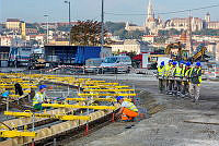 Villamossínek fektetése a Kossuth téri rekonstrukció idején, 2013