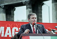 A Munkáspárt május elsejei nagygyűlése a Hősök terén, 1997