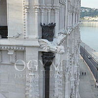 Vízköpő állatfigura és vízgyűjtő üst az Országház dunai homlokzatán, 2014