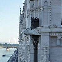 Vízköpő állatfigura és vízgyűjtő üst az Országház dunai homlokzatán, 2014