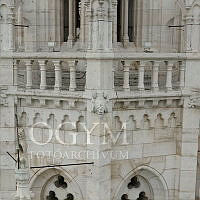 Vízköpő állatfigura és zászlót tartó állatfigura kőszobor az Országház egyik dunai tornyán, 2014