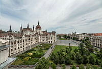 Az Országház városi oldala a Kossuth térrel és a környező épületekkel, 2022