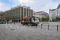 Az újraalkotott Andrássy-szobor talapzatának déli oldalát díszítő dombormű felállítási munkálatai, 2016 