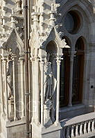 Előd vezér szobra az Országház északi homlokzatának uralkodói szoborgalériájából, 2014